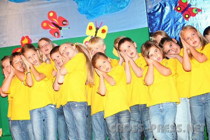 2010.06.26_19.16.46.jpg - Die Kinder des Volksschulchores singen: "Wenn wir lachen, wenn wir träumen, oder wenn wir traurig sind: wo wär'n wir ohne Musik?"