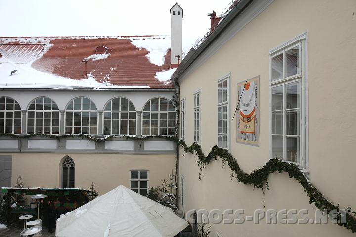 2010.11.28_11.37.21.jpg - Auch die Auenwnde waren reich mit Efeu geschmckt.