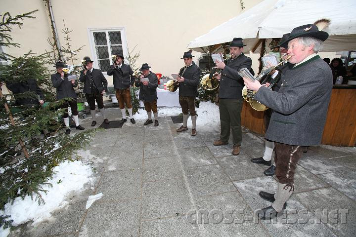 2010.11.28_14.12.45.jpg - Die Jagdhornblser im Schlosshof.