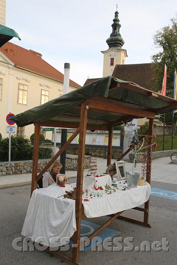 2012.10.13_17.40.27.jpg - Elfi Fehringer ist die einzige Vertreterin beim "Kunsthandwerk-Markt".