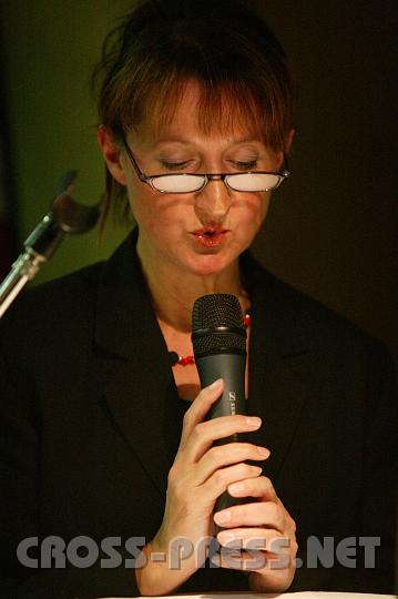 2008.11.14_21.18.41.JPG - Abwechselnd mit dem Autor las Christine Hiebl, langjähriges Mitglied der örtlichen Theatergruppe, aus dem Gedichtband "ausgedacht".