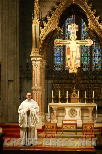 2008.12.13_12.17.34.JPG - Pater Karl Wallner bedankte sich nach dem Mittagsgebet bei den Besuchern, die die riesige Kirche (wie sonst nur zu Weihnachten und zu Ostern) voll besetzt hatten, um den wunderschönen Choral zu hören, fürs Kommen und betonte bescheiden, dass das nur ihr einfaches, alltägliches Mönchsgebet sei, wie es auch in so vielen anderen Klöstern gebetet werde.