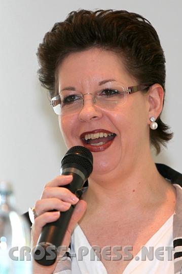 2010.03.22_10.29.22.jpg - Eröffnungsstatement durch Staatssekretärin für Wirtschaft Familie und Jugend Christine Marek.