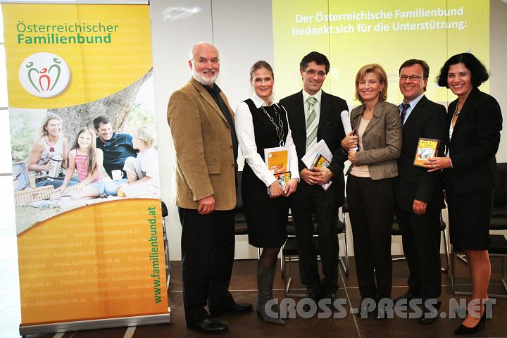 2010.03.22_14.39.34_01.jpg - v.l.n.r.: Mag.Klaus Daubeck, Landesvorsitzender des Wiener Familienbundes; Mag.Christine Berendt, Geschäftsführerin der Bernit GesmbH Straßwalchen; Dr. Michael Sörös, Landesschulinspektor für AHS in Wien; Dr.Martina Salomon, Ressortleiterin Innenpolitik "Die Presse"; Michael Fritz, Geschäftsführer des Transferzentrums für Neurowissenschaften und Lernen (ZNL) der Universität Ulm; LAbg.Andrea Gottweis, Präsidentin des Österreichischen Familienbundes.