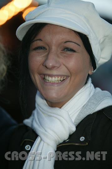 2007-12-06_16.05.55_02.JPG - Stockner Angela, Schülerin, Amstetten:

Ich finde den Markt hier etwas trostlos, denn von der Straße aus sieht man die Hütten nur von hinten, und es gibt zu wenige Standl mit schönen Sachen, Geschenken.    Es wäre erstrebenswert, ihn wieder in den Schulpark zurückzuversetzen, dort ist das Ambiente passender.