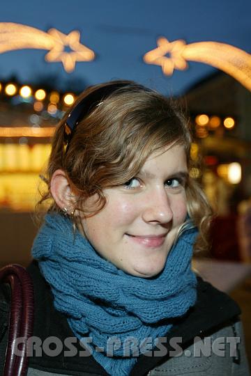 2007-12-06_16.36.07_01.JPG - Angelika  Schoder, Schülerin, Stephanshart:

Er ist zwar klein im Vergleich zu anderen Märkten, doch find ich die Atmosphäre recht angenehm.   Auch die Auswahl bei den Standln ist interessant. Allerdings wäre er als Advent- und Weihnachtsmarkt sicher noch ausbaufähig