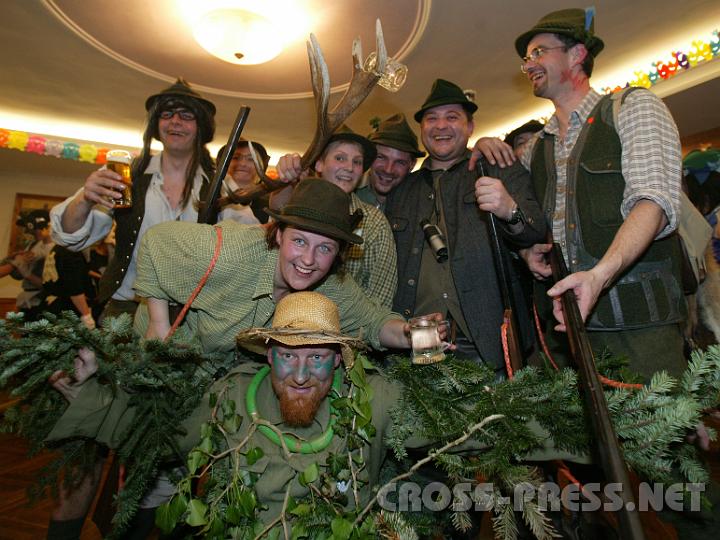 2009.02.07_22.09.56_01.jpg - Die Jger vom Ertler Jagdverein "Triftnix" machten den 4. Platz bei der Maskenprmierung:  Michaela Ortner, Martin Wenger, Roland Steinbichler, Franz Hirtenlehner und "Baum" Ewald Ortner.