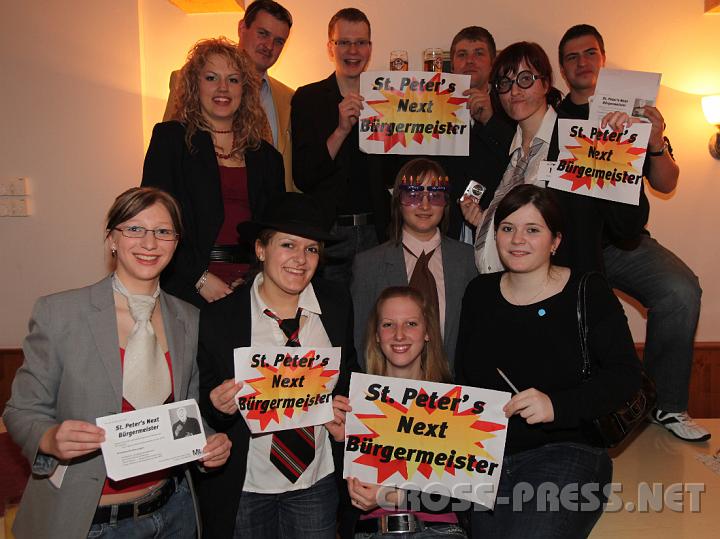 2009.02.24_21.32.54.jpg - Dem neuen Chef von St. Peter winkt ein Werbevertrag mit der NÖN, so Team-Chefin von "St.Peter's Next Bürgermeister" Christa Stockinger (am Foto links vorne).   Es folgen: Maria Rohrhofer, Isabella Schönegger, Andrea Gruber, Corinna Schönegger, Regina und Andrea Hutter, Leopold Bierbaumer, Martin Wimmer, Harald Stockinger und Harald Atschreiter.