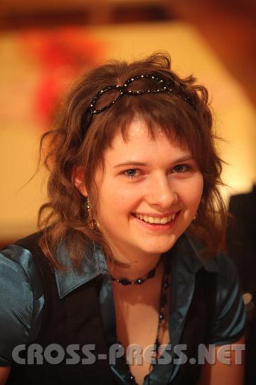 2009.10.25_21.57.08.jpg - Claudia Holzner gefllt es, solange das "Tal der Gesetzlosen" so aussieht wie hier im stimmungsvollen Ballsaal bei guter Live-Musik...