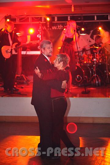 2009.10.25_22.09.56.jpg - Als Musik-Profi wei Andreas Schlgelhofer ("D'Urltaler") gute Musik zu schtzen. Viel Platz zum Tanzen fr ihn und seine Gattin, weil sich die gefhrlichen jungen Ertler "Mafiosi" nicht auf die Tanzflche wagten.  ;)