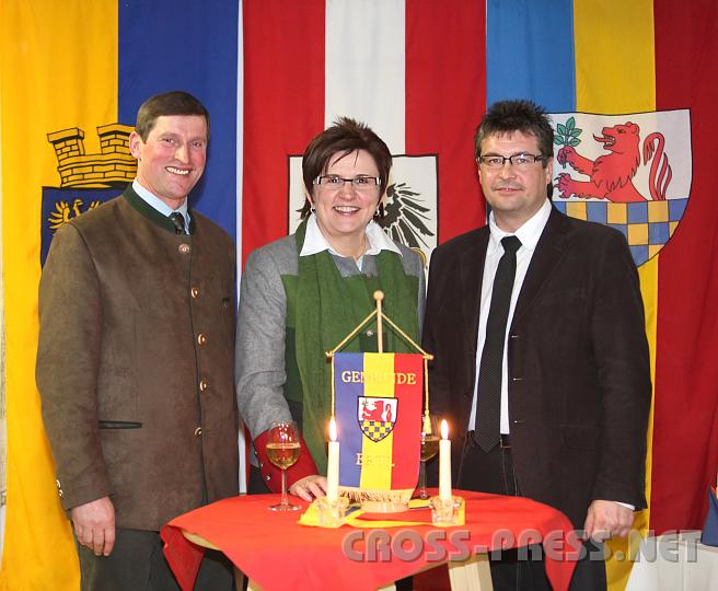 2010.01.08_21.29.13.jpg - Brgermeister Alois Panstingl, LAbg. Michaela Hinterholzer und Kulturvereinsobmann Josef Forster.