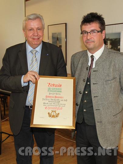 2010.03.20_17.06.26_01.jpg - Obmann Josef Forster überreichte LR Johann Heuras die Ehrenurkunde der Urltaler Sängerrunde, der sich geehrt fühlte, nun zu den "kulturellen Botschaftern des Mostviertels" zu gehören.