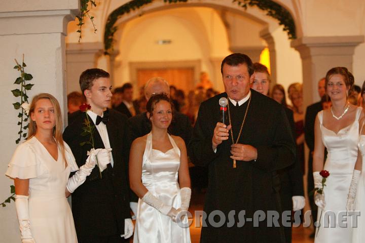 2007.09.22_20.55.36.JPG - Traditionell eröffnete Abt P. Berthold Heigl mit einer Ansprache den Maturaball.