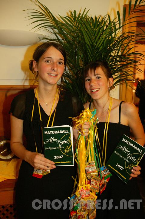2007.09.22_21.57.23.JPG - Doris Bürscher und Lisa Frischauf verkaufen Gummibärchen zur Wahl der Ballkönigin.