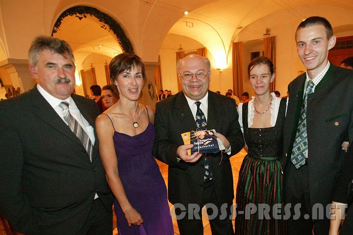 2007.09.23_01.04.26.JPG - Schuldirektor P. Petrus Pilsinger gewann einen Tombolapreis, gespendet vom Jugendhaus Schacherhof.   Links das Professorenehepaar Helmut und Regina Schmutzer, rechts ein ehemaliger Schüler Johannes Spreitz mit Begleitung.
