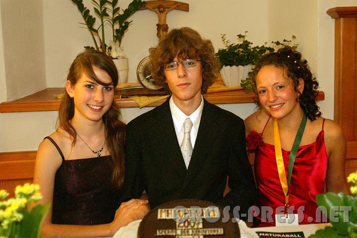 2007.09.23_01.19.19.JPG - Die weit angereisten Kremser Piaristenschüler Elisabeth und Andreas Cremer mit Gastgeberin Julia Hochwallner aus der 8a.