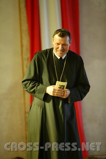 2008.06.13_17.43.41.JPG - Schulerhalter Abt Berthold Heigl beglückwünschte und verabschiedete die Maturanten persönlich.