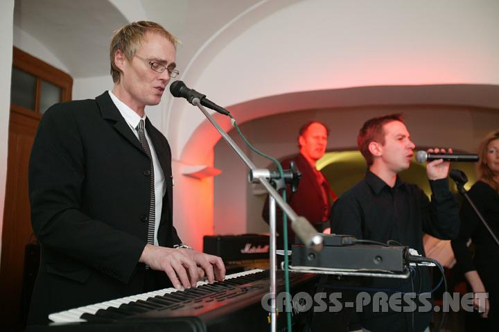 2009.01.10_21.01.59.JPG - Hans Schoder unterhält das Publikum nicht nur durch seine Society-Reportagen in NÖN, sondern auch als Musiker der beliebten Band "Van Voice".