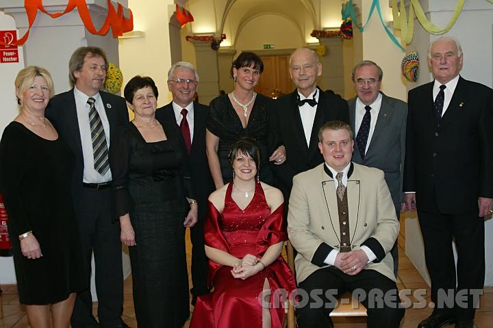 2009.02.07_21.32.39.jpg - Die Ehrengäste Hermine und OSR Otto Sagmeister, Veronika und Franz Deinhofer, Renate Schlaffer, KR Peter Lisec, P. Michael Prinz, Altbgm. Stefan Edermayer mit Ballkönigin und -könig Bettina Marquart und Johann Latzelsberger.