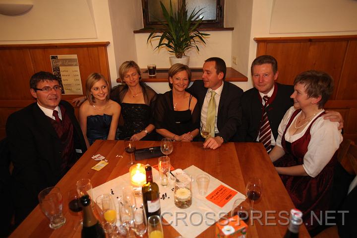 2009.10.24_21.54.30.jpg - In der gemtlichen Caf-Lounge, v.l.n.r.: Anton, Marlene und Katharina Spreitz, Martina und Christoph Sperneder, Johann und Franziska Tremesberger.