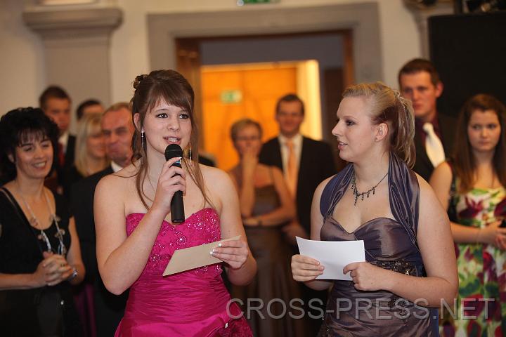 2009.10.24_20.51.00.jpg - Karin Strohmayr, Leiterin des Ballkomitees, und Jessica Hochpchler, die sptere Ballknigin, moderierten die Ehrung der Lehrer der Matura- und Abschlussklassen.