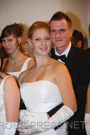 2009.10.24_20.53.09.jpg - Das glckliche Tanzpaar Petra Krondorfer und Kevin Riener. Hinten: Monika Gerstmayr.