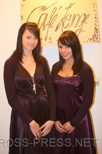 2009.10.24_21.13.25_01.jpg - Bettina Rohrhofer und Katrin Stckler vor der Caf Lounge.