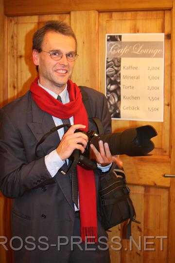 2009.10.24_21.15.34_01.jpg - Mag. Walter Muthenthaler nimmt seine Schler "auf's Korn" und schiet stolz analog und schwarz-wei.
