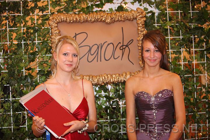 2009.10.24_21.25.58.jpg - Theresa Graf und Theresa Hochwallner mit dem "Klassenbuch", das die Schtzungen ber die Gesamtanzahl der Fehlstunden aller 75 Schulabgnger beinhaltet.