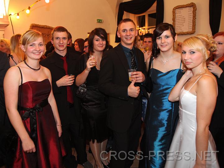 2009.10.24_21.41.20.jpg - XY, Tim Wimmer, Teresa Stgerer, Philipp Wimmer, Sabrina Gruber und Gudrun Mayr freuen sich an der Barock-Bar, wegen der Zeitumstellung um eine Stunde lnger feiern zu drfen.