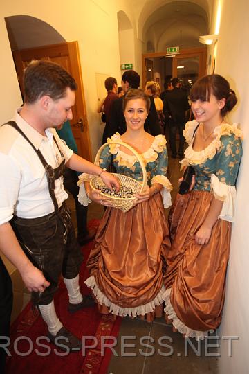 2009.10.24_21.51.37.jpg - Corinna und Romina bieten Armbnder zur Wahl der Ballknigin an.