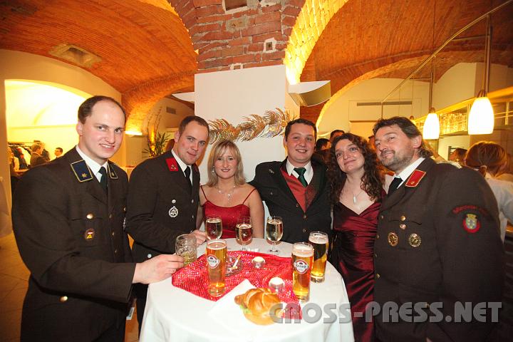 2010.01.09_22.42.31.jpg - Gerald Krendl, Thomas Wieser, Birgitt Üblacker, Sigi Tramberger, Ingrid und Josef Seisenbacher in geselliger Runde.