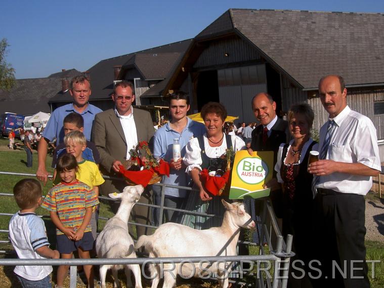 06.09.24_013pict vlnr:
2.vl. Mag. Christoph Gleirscher, Bundesgeschäftsführer Bio-Austria; 
Hofnachfolger Buchinger Jun.; 
Organisationsbäuerin Marianne Fuchsluger; 
LR Mag. Wolfgang Sobotka
Fam. Buchinger