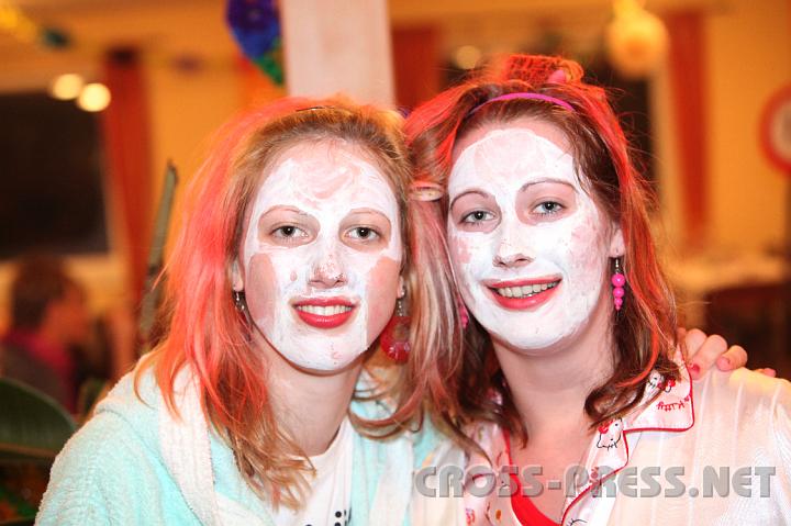 2009.02.14_22.02.16.jpg - Julia Memelauer und Isabella Schönegger wurden durch den Ball in ihrem Schönheitsprogramm unterbrochen.
