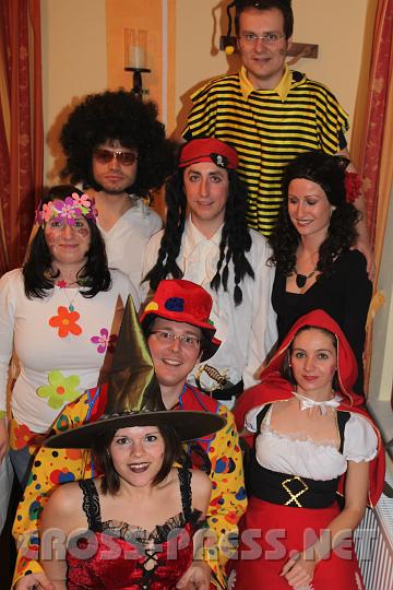 2009.02.14_22.11.14.jpg - Bunte "Freunde der Biene Maja":  Petra (Hexe) und Martin Müller (Clown), Sabine Donner (Rotkäppchen), Stephanie Reichenthaler (Blumenkind), Martin Henickl (Disco Stu), Thomas Hofer (Pirat), Verena Halbmayr (Lolita), Roland Peilsteiner (Biene Maja).