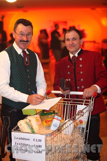 2009.10.17_22.36.20.jpg - Beim Schtzspiel musste der Wert des  Einkaufswagen-Inhaltes im Jahre 1967 in Schilling erraten werden: Johann Riel und Johann Streitner notieren die Schtzungen.