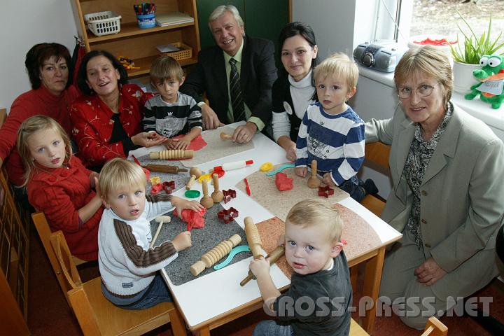 2008.09.27_12.25.02_01.JPG - Auch der provisorische Kindergarten der Zweieinhalbjhrigen neben dem EKZ konnte besichtigt werden.  Bgm. Heuras und Landesrtin Mikl-Leitner mit Helferinnen, Kindergartenleiterin Erna Rcklinger (ganz rechts) und Kindern.