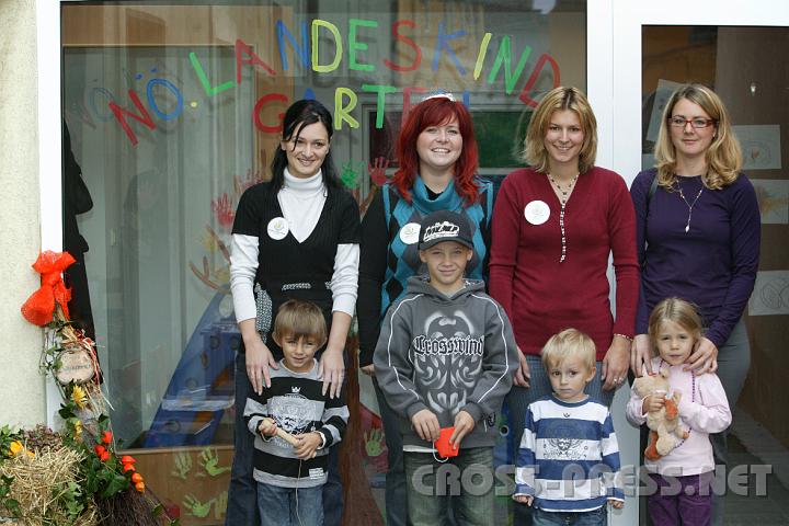 2008.09.27_13.46.47.JPG - v.l.n.r.: Maderthaner Manuela mit Niki Kaindl, Silvia Schuller mit Philipp Holzer, Silvia Hengst mit Tobias Kaindl und Martina Rosenfellner mit Tochter Helene vor dem neuen Zubau des provisorischen Kindergartens fr die Zweieinhalbjhrigen.