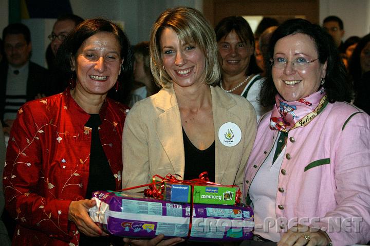 2008.09.27_12.47.40.JPG - Lisa Kaindl, Initiatorin und Obfrau des Eltern-Kind-Zentrums "St.ruwelPeter" mit Ehrengästen LR Mag. Johanna Mikl-Leitner und Alice Pitzinger-Ryba, Bundesgeschäftsführerin des Ö. Familienbundes.
