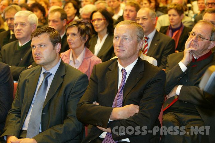 2008.11.08_11.36.12.JPG - Unter den Festgsten, v.l.n.r.: LAbg. Andreas Pum, Bezirkshauptmann Hansheinz Lenze, Pfarrer Anton Schuh