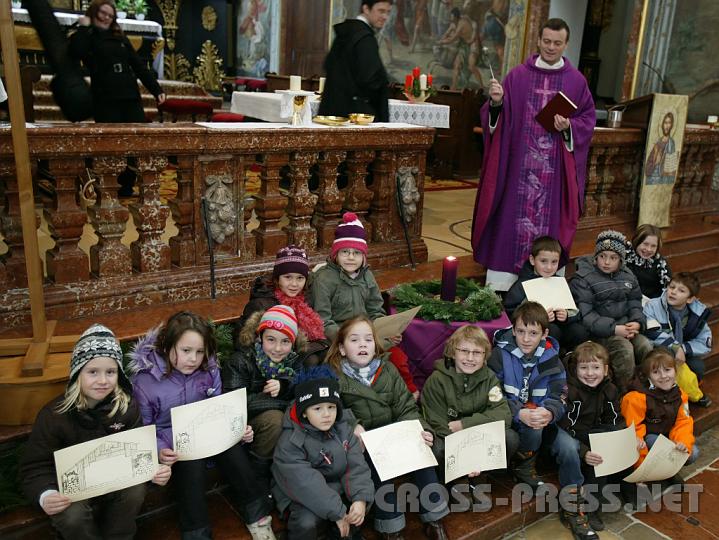 2008.11.30_12.00.09.JPG - Einen fröhlichen und segensreichen Adventbeginn erlebten die Kinder bei der Familienmesse im Stift Seitenstetten.  Sie legten gemeinsam, jeder mit einem Tannenzweig, einen Adventkranz und zündeten eine Kerze an.  Für ihren Einsatz bekamen sie eine Krippen-Malvorlage, und jeden Sonntag kommt eine Krippenfigur dazu.   Den Adventkranz und die Kinder segnete Pater Laurentius Resch.