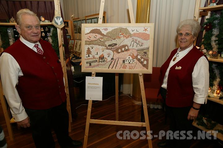 2008.11.30_13.59.25.JPG - Familie Halter gestaltete nach einem Stich aus dem 17. Jh. ein riesiges Wandmosaik aus 10 verschiedenen Tonarten, die brenntemperaturabhängig 17 verschiedene Farben ergeben.  Präsentiert wurde ein Miniaturabbild davon.