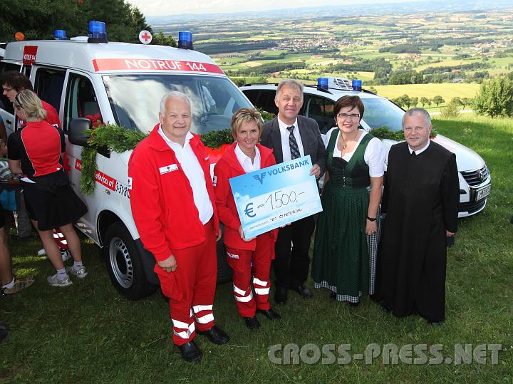2009.07.19_16.34.25.jpg - Leo Gerstmayer, RK Bez.Stellenleiter Stv.; Katharina Latschenberger, RK Bezirksstellenleiterin; Erich Wagner, Volksbank Alpenvorland Gesch.Stellenleiter; LAbg. Michaela Hinterholzer und Pfarrer P.Franz Hörmann vor den frischgeweihten Einsatzfahrzeugen.