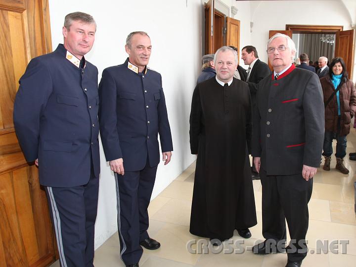 2010.03.12_14.27.29.jpg - P.Franz Hrmann in Begleitung des St.Peterer Brgermeisters fhlt sich auch mit etwas weniger Polizeischutz sicher: er verlt sich auf die himmlischen Einsatzkrfte... :)