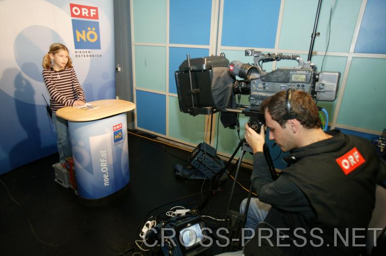 06.11.05_128 Die Kinder hatten die Möglichkeit in die Rolle eines Fernsehmoderators zu schlüpfen.   Dazu baute das NÖ Landesstudio ein echtes Studio inklusive Regieplatz auf.
