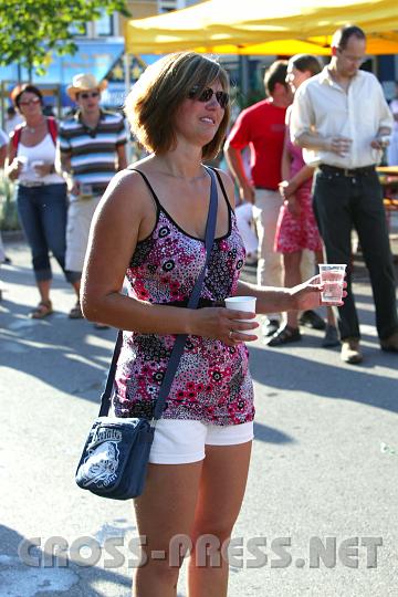 2008.06.21_18.41.17.JPG - Einige gute Feen versorgten die Lufer mit Wasser.