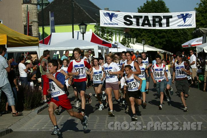 2008.06.21_18.02.29.JPG - Die Schler der Laufklassen 3+4 starten blitzschnell, als ob es nicht noch 3 heie Runden zum Laufen gbe.