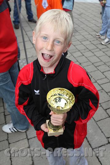 2009.06.20_19.20.03.jpg - Kleiner Goldschopf freut sich riesig über seinen Goldpokal. :)