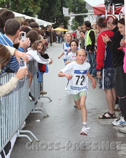 2009.06.20_17.48.42.jpg - Eva Hammelmüller aus Haag, Siegerin d. Jg. 1999/2000, beim Zieleinlauf.