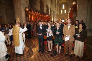 Firmung am Christihimmelfahrt Abt Gregor segnete die Firmlinge beim feierlichen Auszug aus der Stiftskirche.